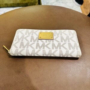 NWOT: Michael Kors Beige Monogram Wallet